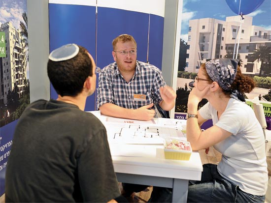 זוג צעיר ביריד דירות / צלם: תמר מצפי